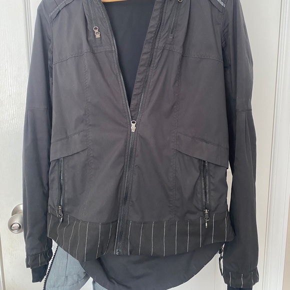 LULULEMON SIZE 4 jacket